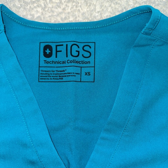 FIGS CASMA 2 pocket scrub top - Picture 3 of 3